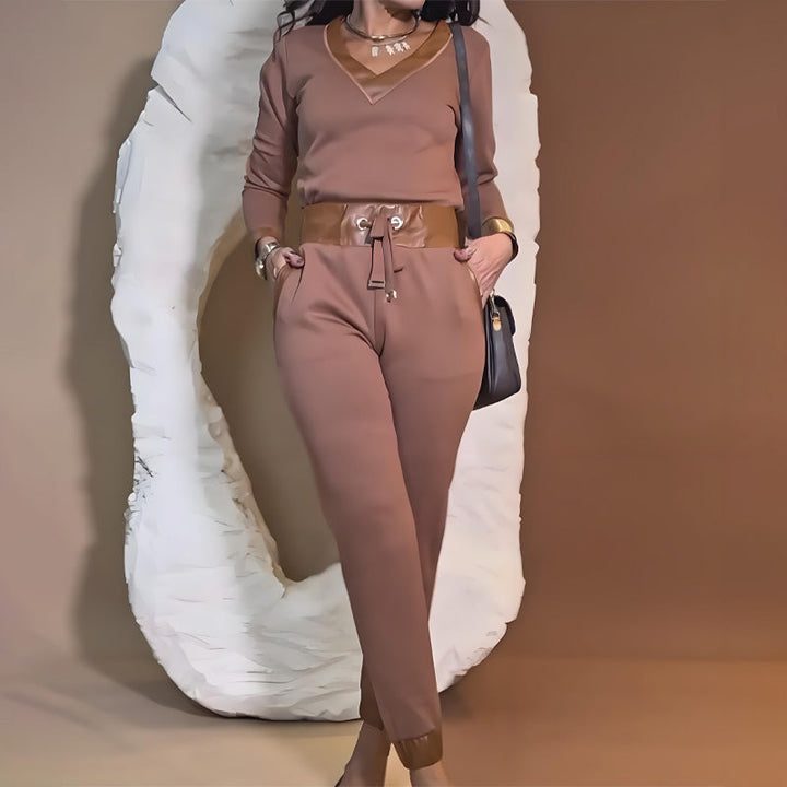 Damski swobodny komplet z topem i spodniami z dekoltem w serek