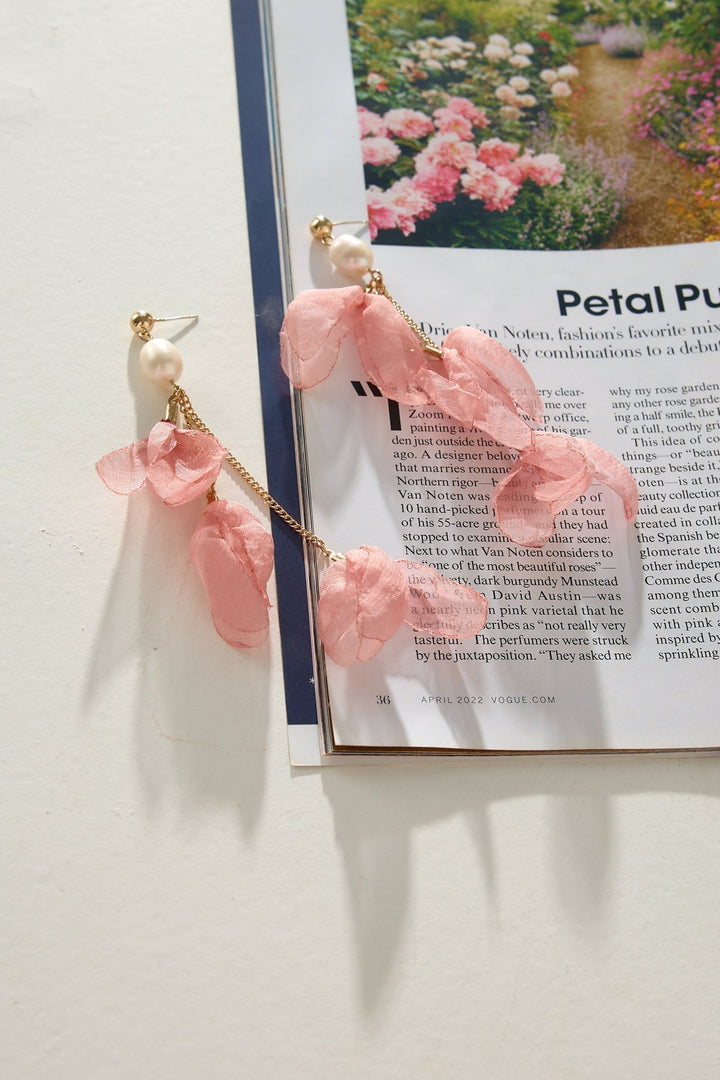 Náušnice z 18k zlaceného kovu s květinovými okvětními lístky