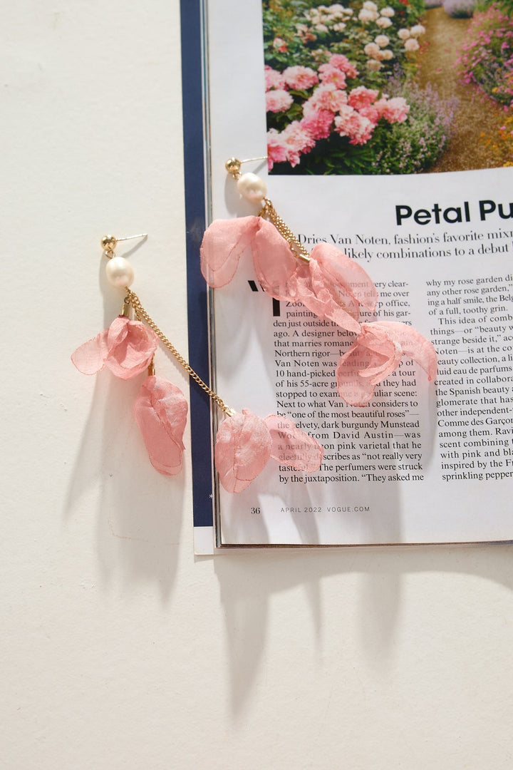 Náušnice z 18k zlaceného kovu s květinovými okvětními lístky