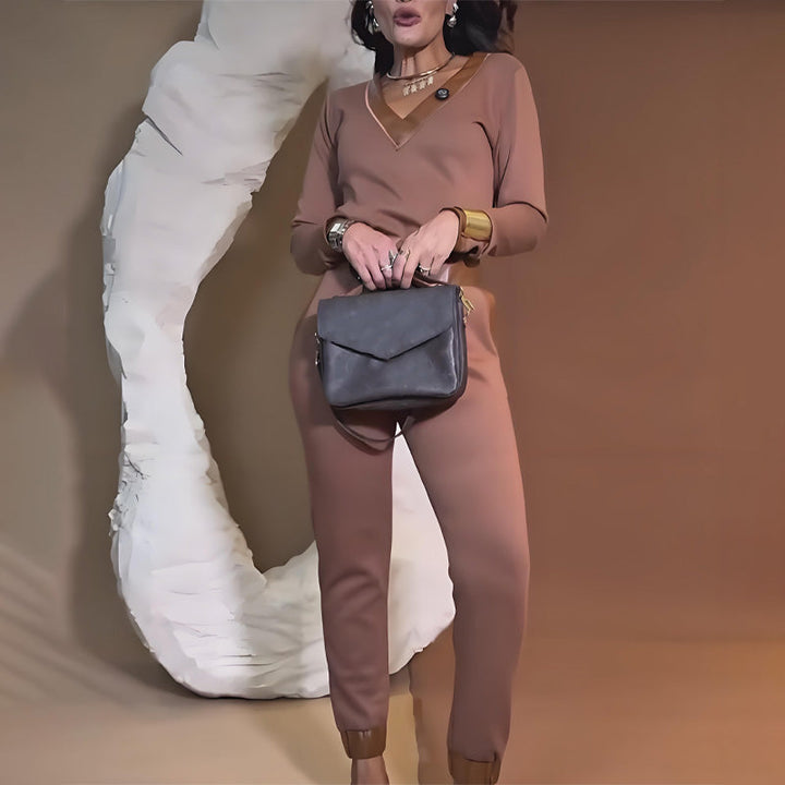 Damski swobodny komplet z topem i spodniami z dekoltem w serek