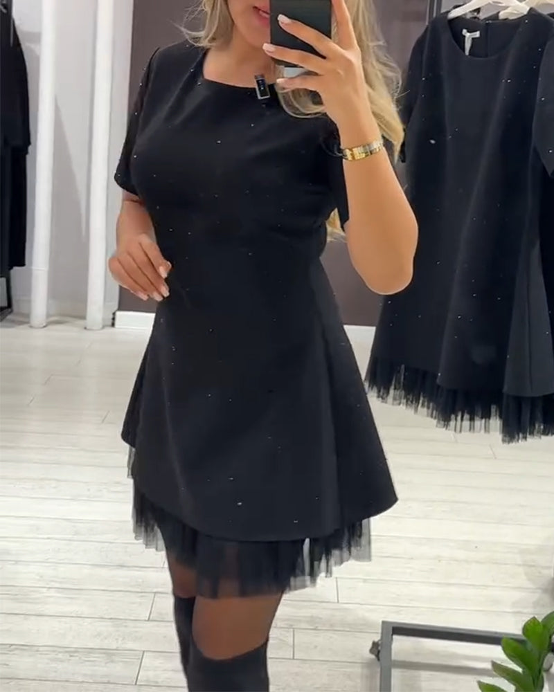 Elegancka sukienka z połyskującym, siateczkowym wzorem patchworkowym