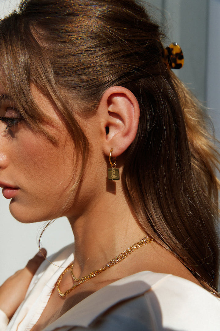 Náušnice ve tvaru srdce z 18K zlata s červeným povrchem