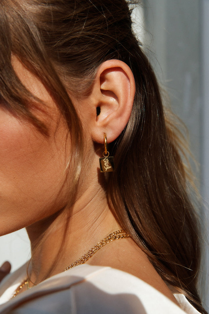 Náušnice ve tvaru srdce z 18K zlata s červeným povrchem