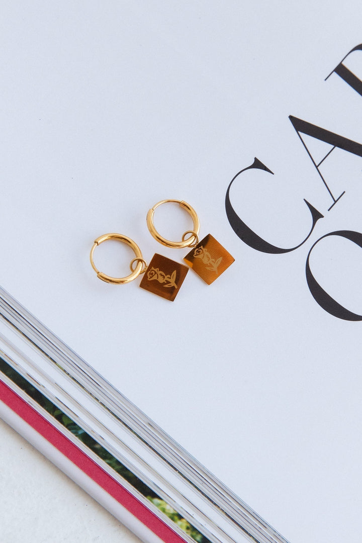 Náušnice ve tvaru srdce z 18K zlata s červeným povrchem