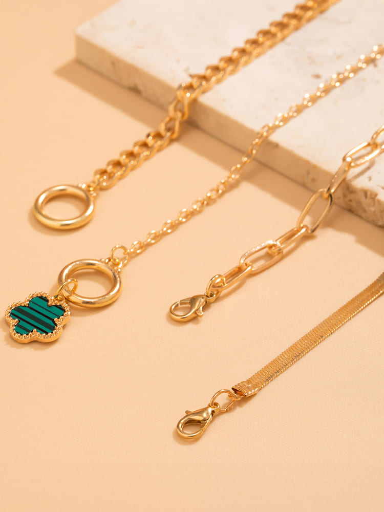 Náhrdelník z hadí kosti s náramky s trojlístkem