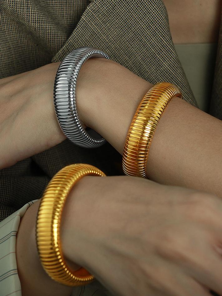 Široký náramek z titanu a oceli