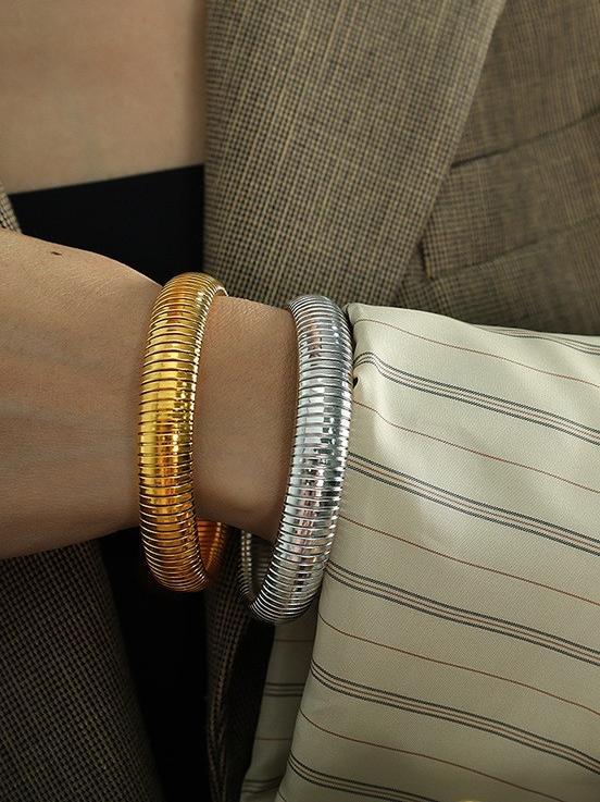 Široký náramek z titanu a oceli