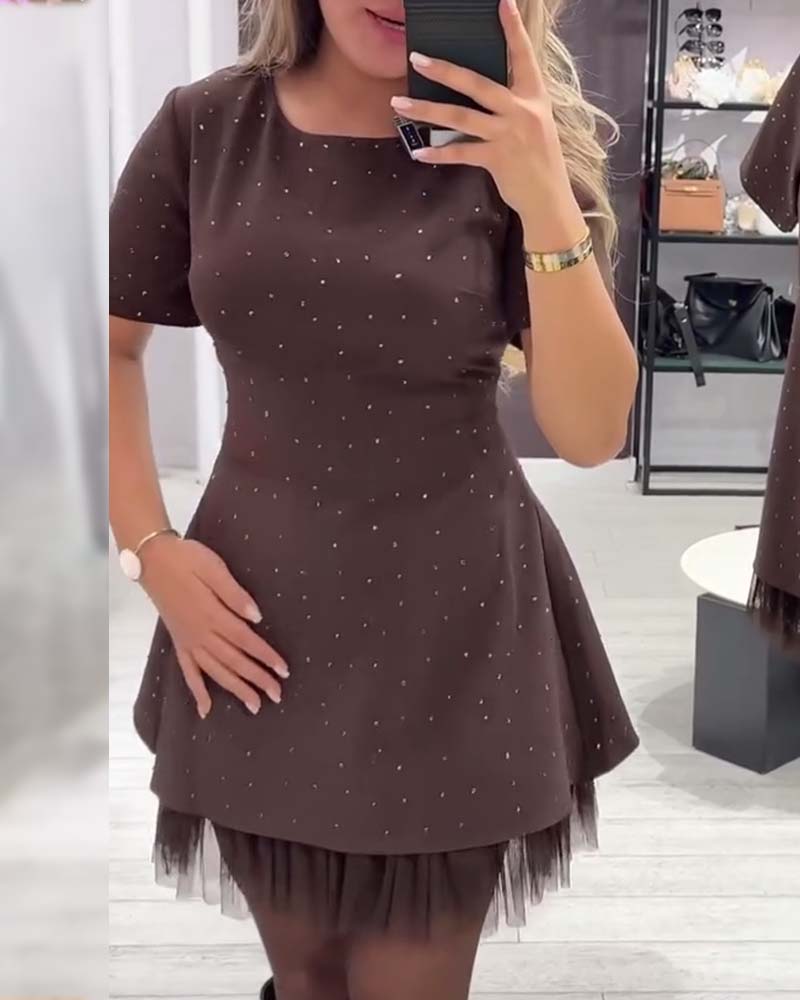 Elegancka sukienka z połyskującym, siateczkowym wzorem patchworkowym