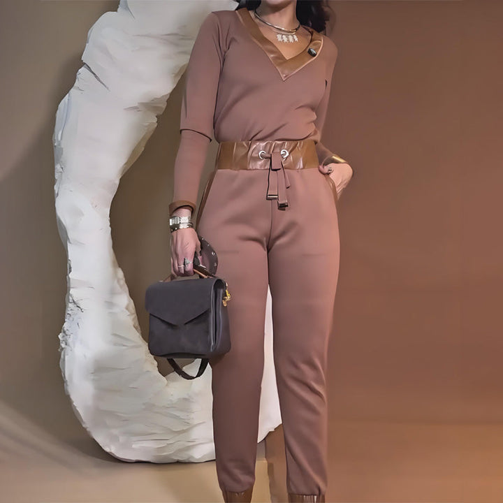 Damski swobodny komplet z topem i spodniami z dekoltem w serek